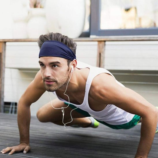 sportif-pompes-bandeau-cheveux-bleu-marine-effort-force-entrainement-focus-mouvement-interieur