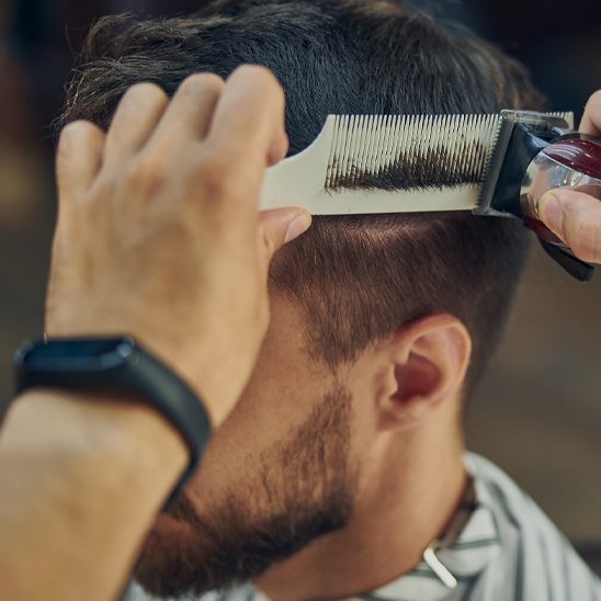 tondeuse-coiffant-cheveux-homme-peigne-barbier-coupe-precise-salon-style-net