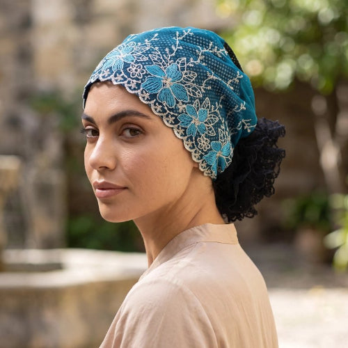 Turban femme bleu canard brode de fleurs porte en exterieur