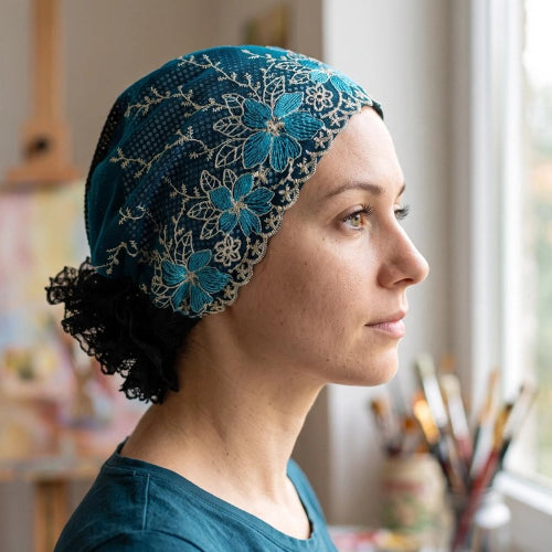 Turban femme bleu canard en dentelle florale porte de profil