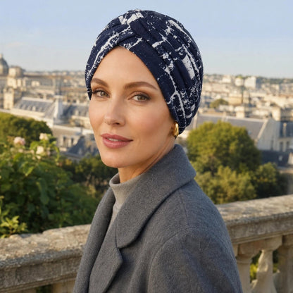 Turban femme bleu marine et blanc avec plis croises porte sur une terrasse