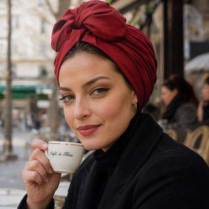 Turban femme bordeaux avec gros noeud porte en terrasse de cafe
