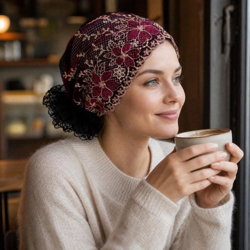 Turban femme bordeaux en velours brode porte dans un cafe
