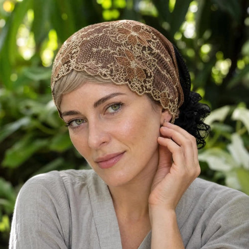 Turban femme marron en dentelle florale porte dans un jardin
