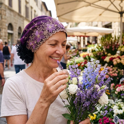 Turban femme violet brode porte par une femme au marche aux fleurs